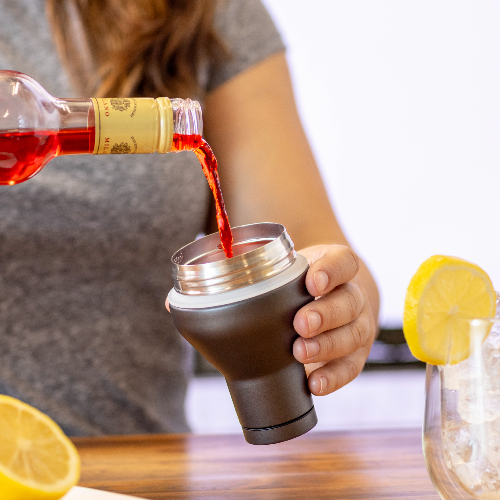 cocktail-shaker-lid-s9 Cocktail_Shaker_lifestyle_2_b714e13d-dd84-4844-956f-11cddc294041.png